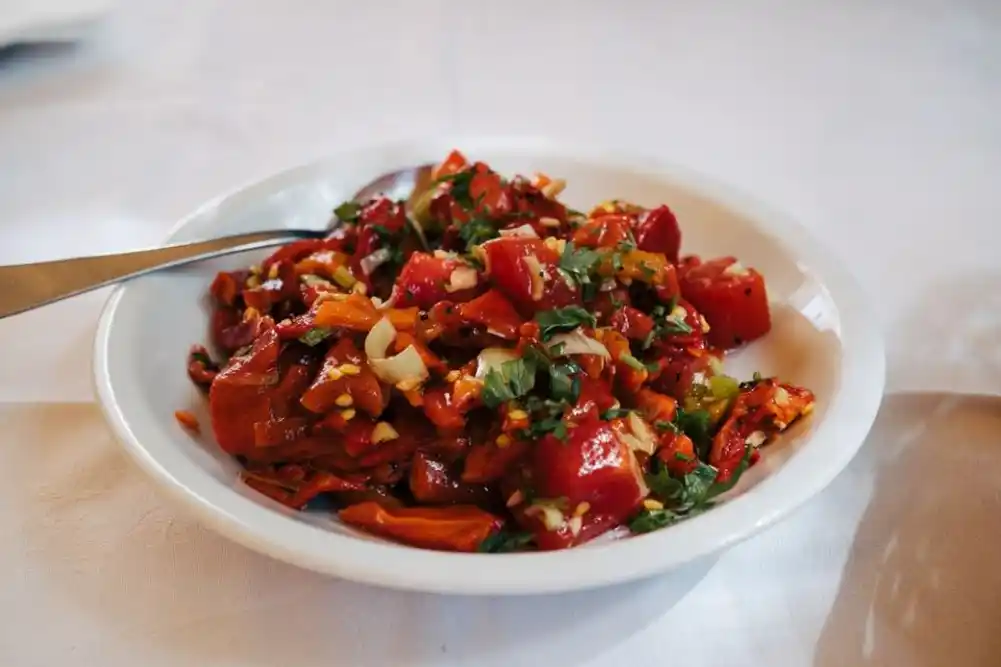 Salata od pečenih paprika i paradajza: Jednostavna, sočna i puna ukusa