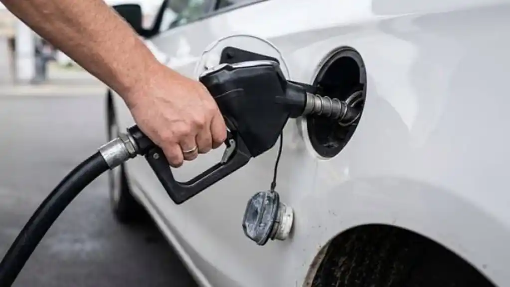 Sipali ste POGREŠNO GORIVO u rezervoar automobila? Evo šta treba da uradite