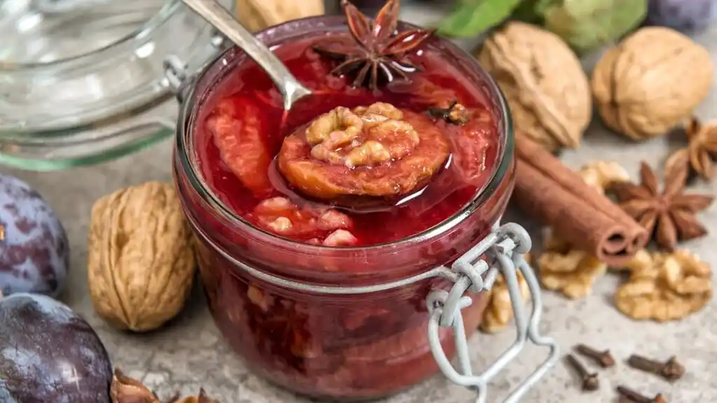 Slatko od šljiva sa orasima: Tradicionalni recept za savršeno mirisnu zimnicu