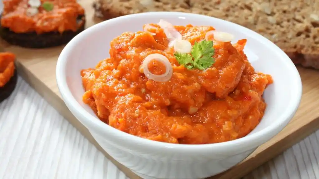 Starinski namaz od pečenih paprika, sira i maslaca