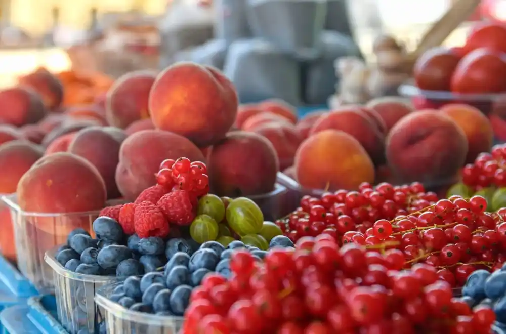 „Stavite maslinovo ulje na breskve“: Nutricionista otkrio šta je važno za ishranu tokom ljeta