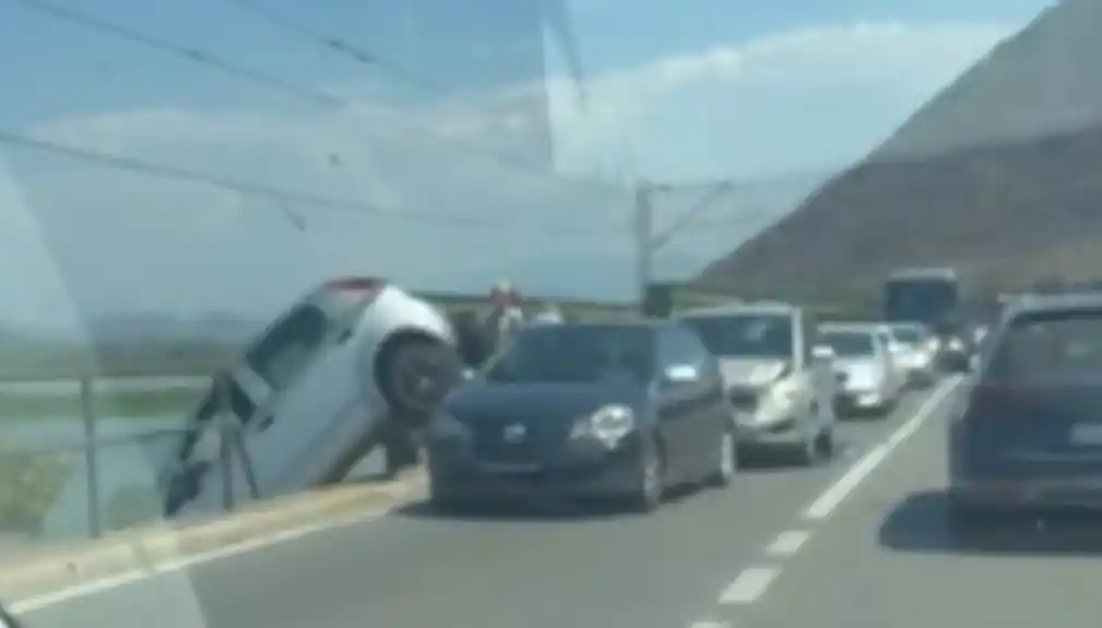 Sudar tri vozila kod Virpazara, saobraća se naizmjenično
