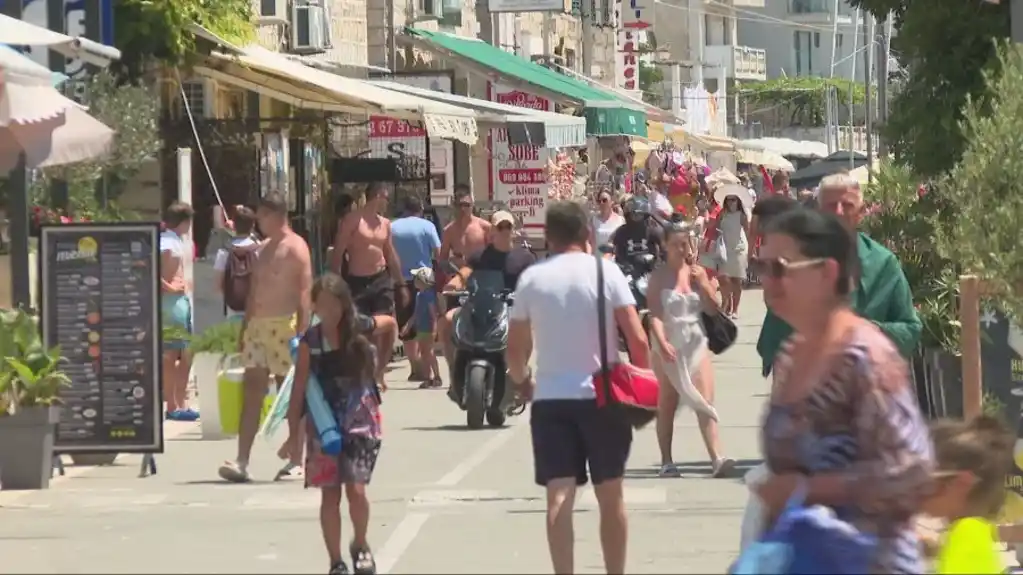 Sutomore samo nekoliko sati dnevno ima vodu, turisti prijete odlaskom