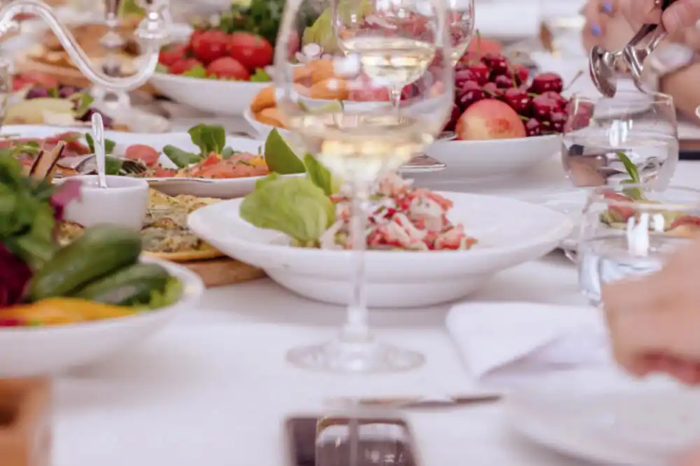 Svježa riba, tartari od gambora i Hugo Spritz: Ministarstva za pola godine potrošila 61.713,86 eura na reprezentaciju