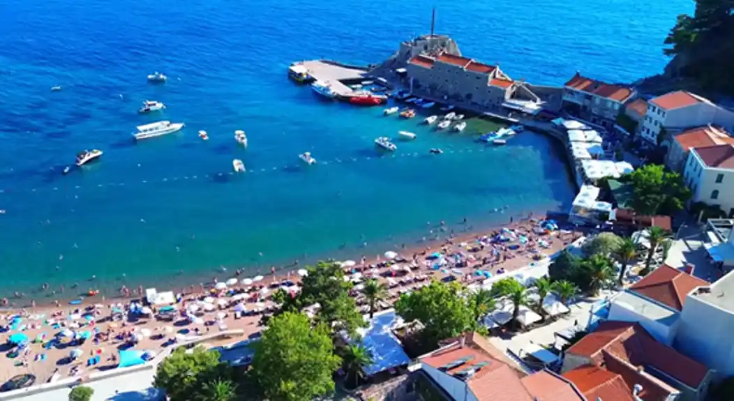 U Budvi 30 kazni za hodanje gradom bez odjeće, u Tivtu 16