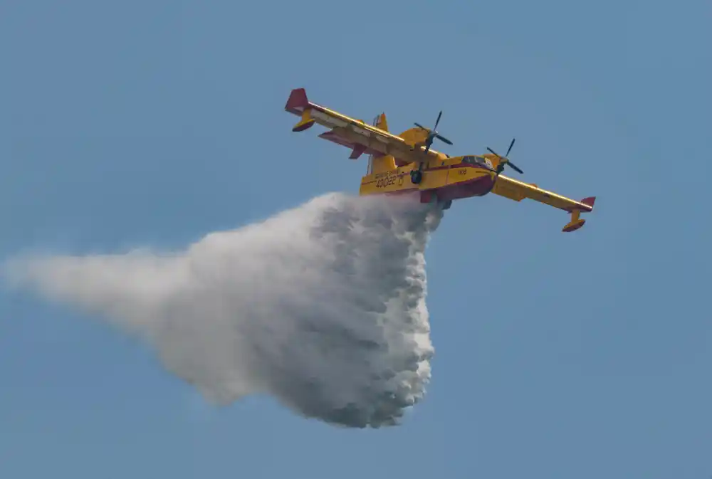 U gašenju požara u Španiji učestvuje 26 aviona i oko 200 ljudi, evakuisano 700 ljudi