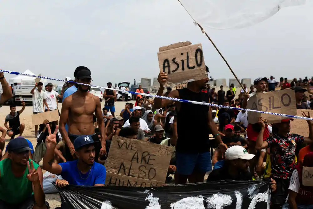 U španskoj Seuti stotine migranata protestovalo tražeći azil: „Spavamo kraj mora, sa hladnoćom i gadnim mirisima“