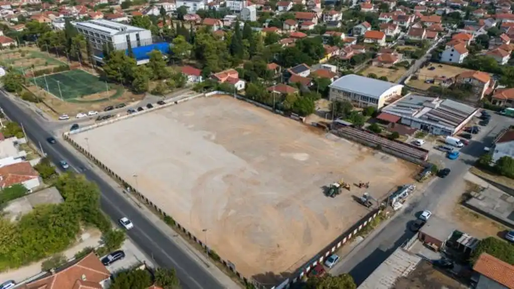 U toku završni radovi na sanaciji stadiona „Crvena stijena“ u Tološima: Slijedi postavljanje vještačke trave