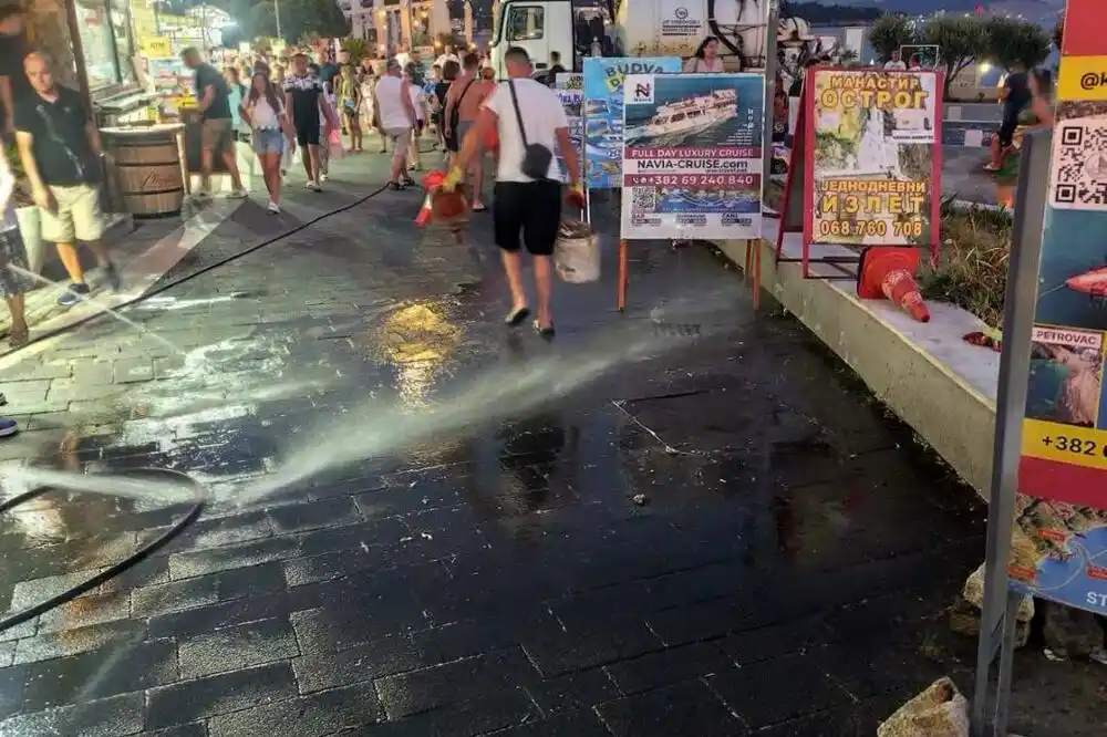 ViK Bar: Očišćenjo šetalište u Sutomoru, šahta začepljena željezom i djelovima ormara