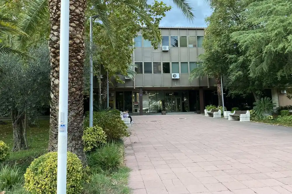 Više od 60.000 eura za obrazovanje djece iz RE zajednice: Odluka Opštine Bar o dodjeli subvencija za socijalnu inkluziju
