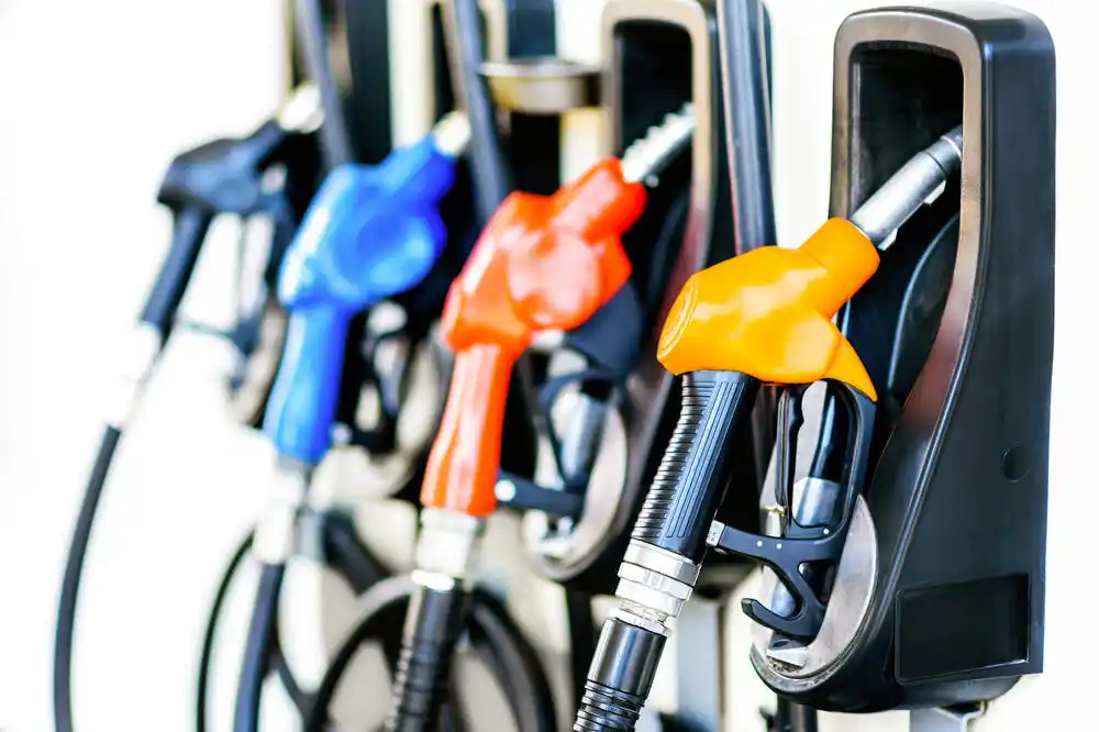 Akcize snižene 40 i 30 odsto: Dizel skuplji pet centi, obje vrste benzina za dva centa