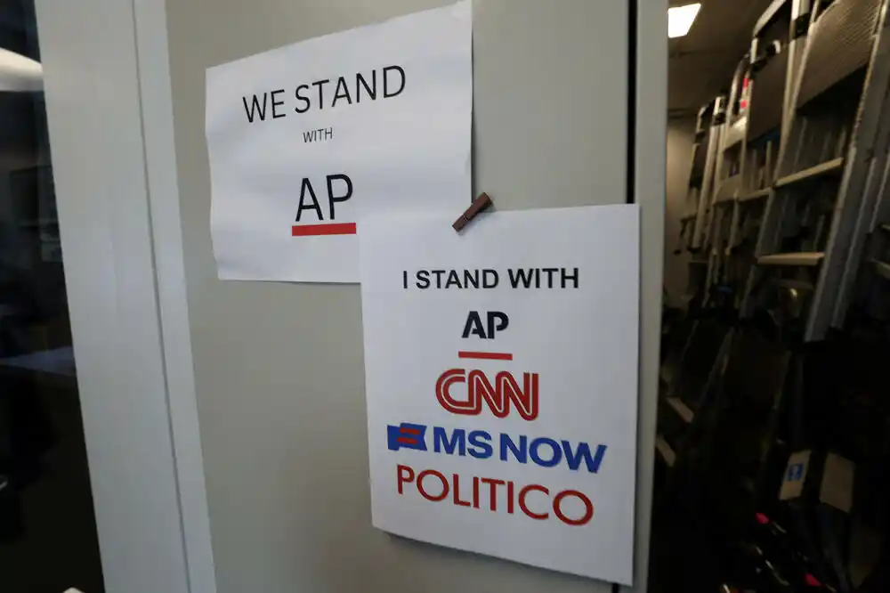 Američke TV mreže obustavile izvještavanje o Trampu zbog zabrane medijima