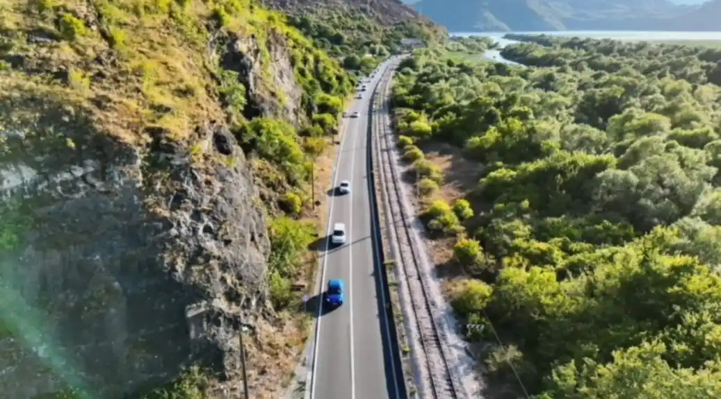 AMSCG: Pojačan saobraćaj i oprez na putevima, brojne obustave i radovi