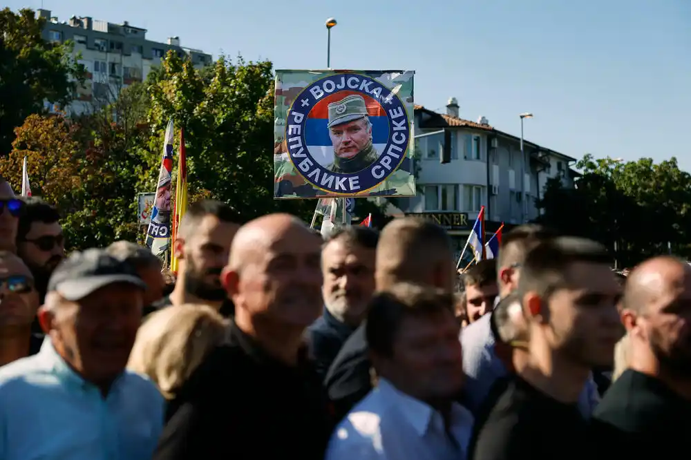 AP o sahrani: Hiljade ljudi odalo poštu Mladiću, Srbija nepokolebljiva oko uloge u ratovima ’90