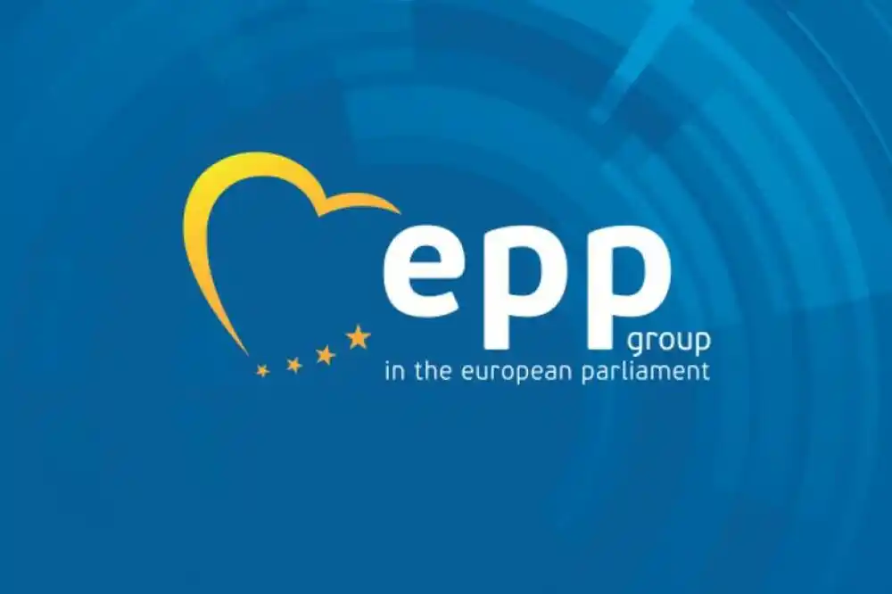 EPP osudio prisustvo visokih zvaničnika Srbije i odavanje vojnih počasti na sahrani Mladića
