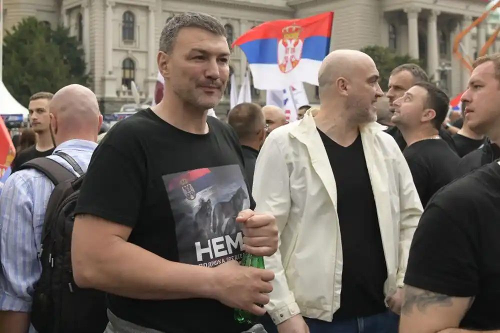 Iz ruke u ruku za 1.000€ ili džabe: Istraga o navodnim poreskim nepravilnostima u prodaji posrednog vlasnika Adria TV