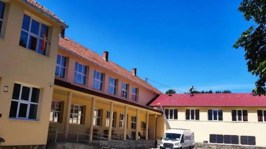 JU OŠ “Mihailo Žugić“ u Odžaku dobila savremeni solarni sistem