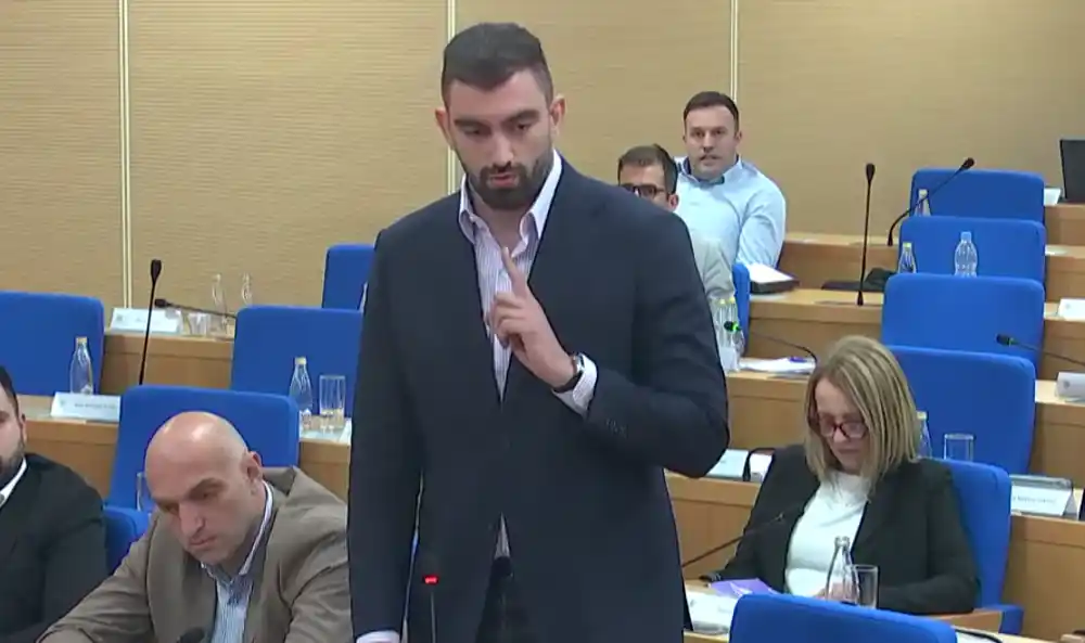 Klikovac odgovorio Mujoviću: Građani vide da partijski aktivisti postaju direktori bez dovoljnog radnog iskustva.