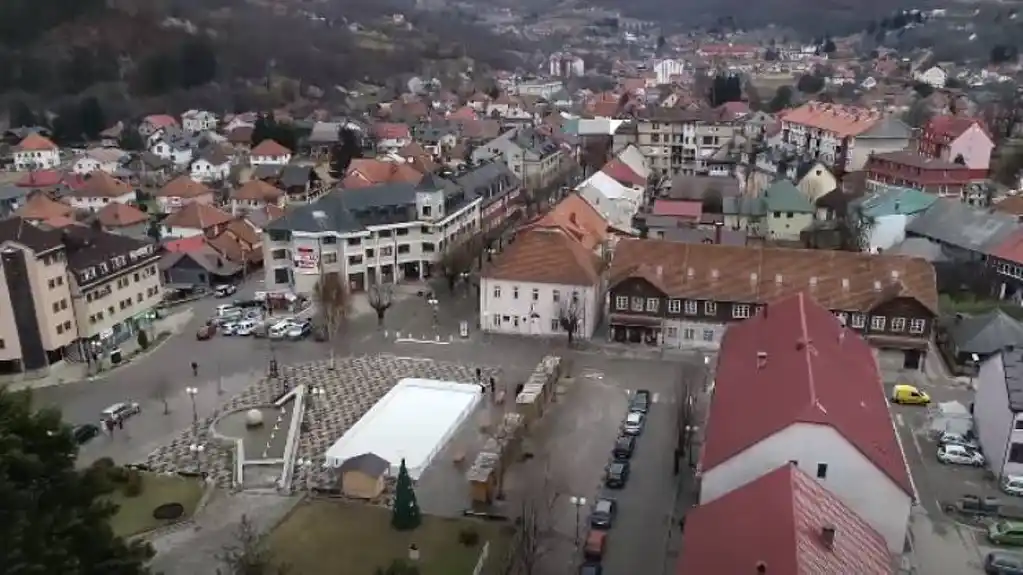 Kolašin: Zaposleni u školi i saradnik osumnjičeni da su ukrali 5.450 litara lož ulja vrijednosti preko 11.000 eura