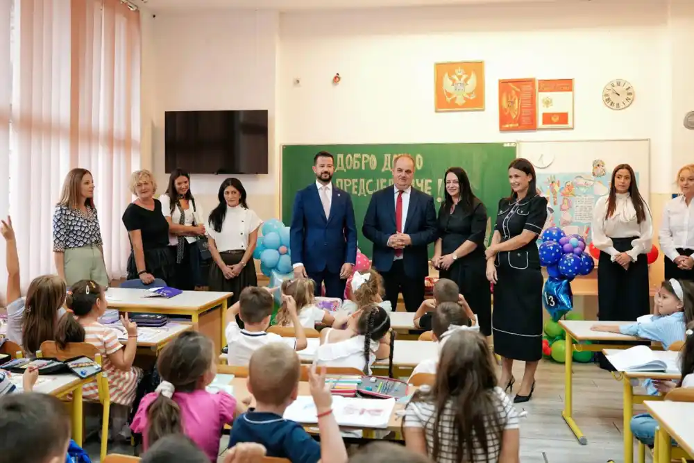 Milatović posjetio škole u Ulcinju: Svako dijete mora imati jednaku šansu da uspije