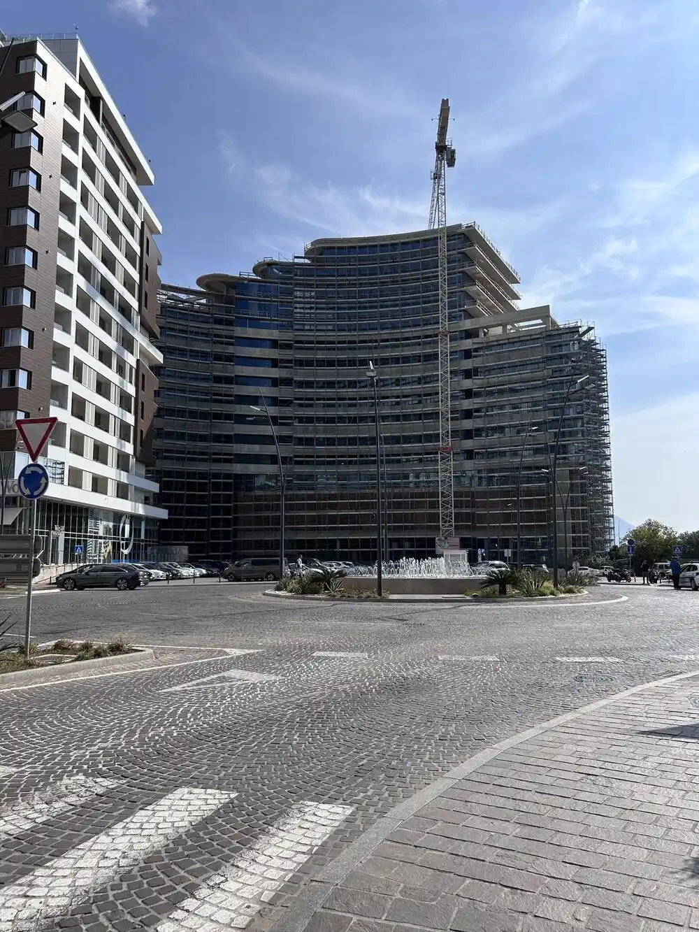 Naplata na istorijskom minimumu: Kranovi zaštitni znak Budve, a novca od komunalija sve manje