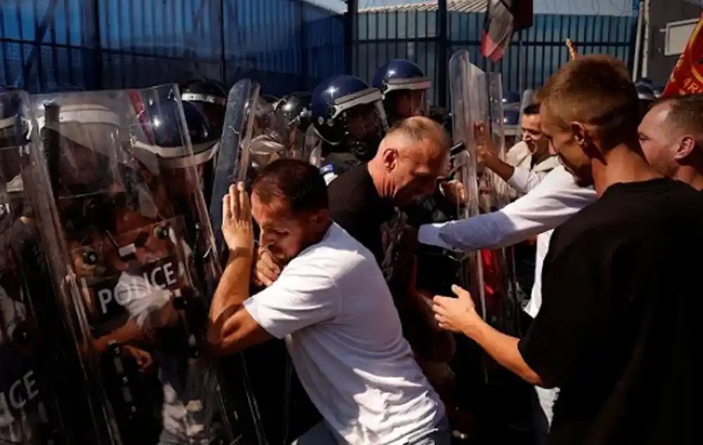 NOĆ NEMIRA U PRIŠTINI: Demonstranti zasuli Euleks kamenicama