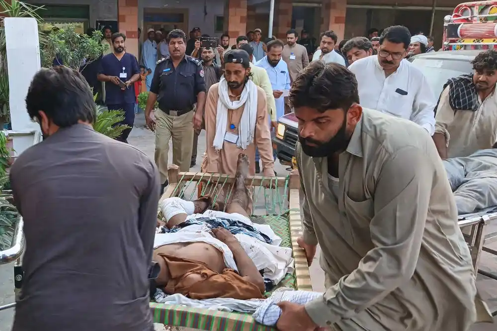 Pakistan: Bombaš samoubica aktivirao vozilo natovareno eksplozivom na policijskom punktu, najmanje 11 poginulih