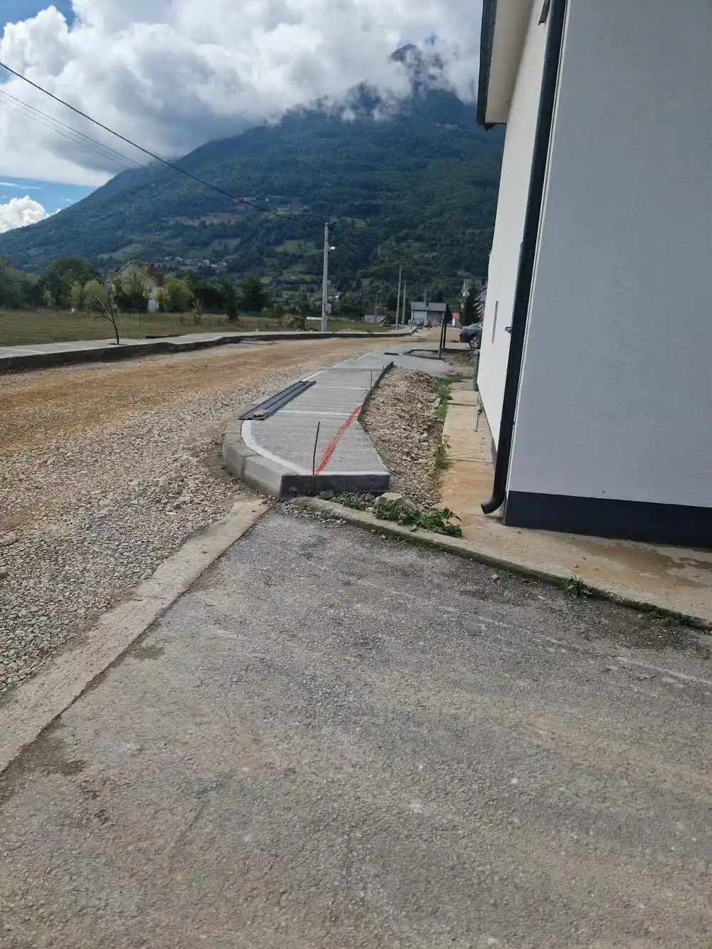 Plav: Do kuća mogu samo bagerom