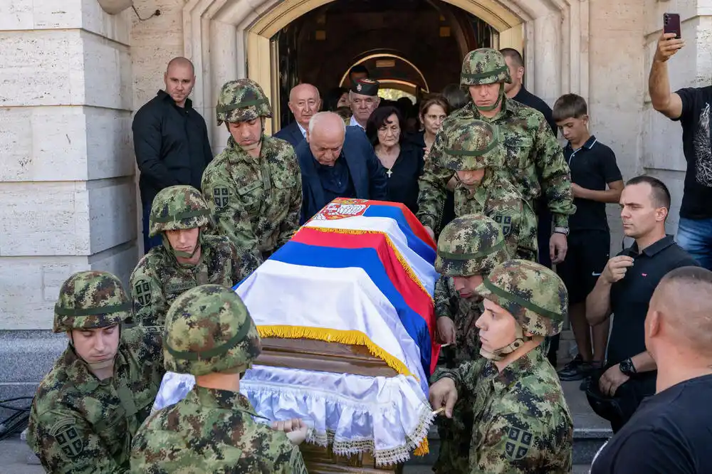 Ratko Mladić sahranjen uz vojne počasti na Topčiderskom groblju u Beogradu