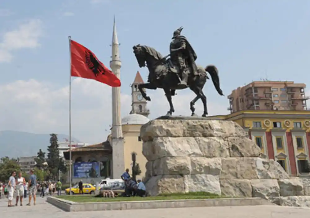 Razbijena mreža narko dilera u blizini škola, uhapšena 31 osoba u Tirani