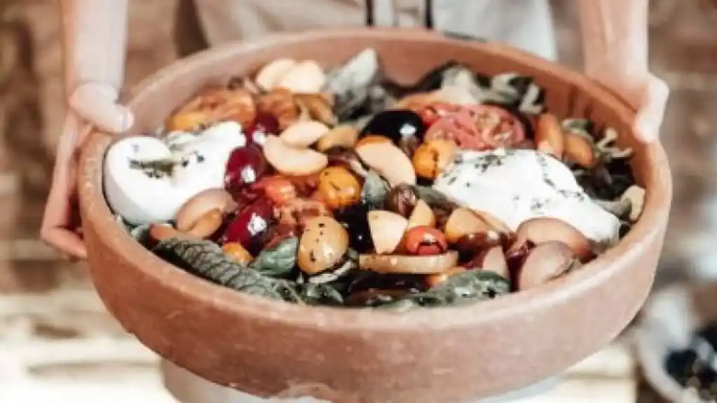 Recept za savršen ljetnji obrok: Brza i raskošna salata od breskvi, paradajza i burata sira