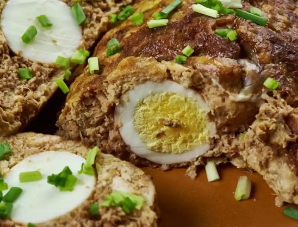 Sočni mesni rolat punjen jajima: Jednostavan recept za ukusan ručak
