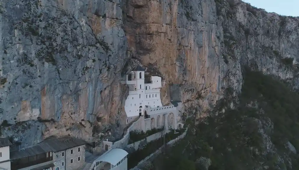 Srpski nacionalni savjet Crne Gore zapalio svijeće u manastiru Ostrog za pokoj duše generala Ratka Mladića