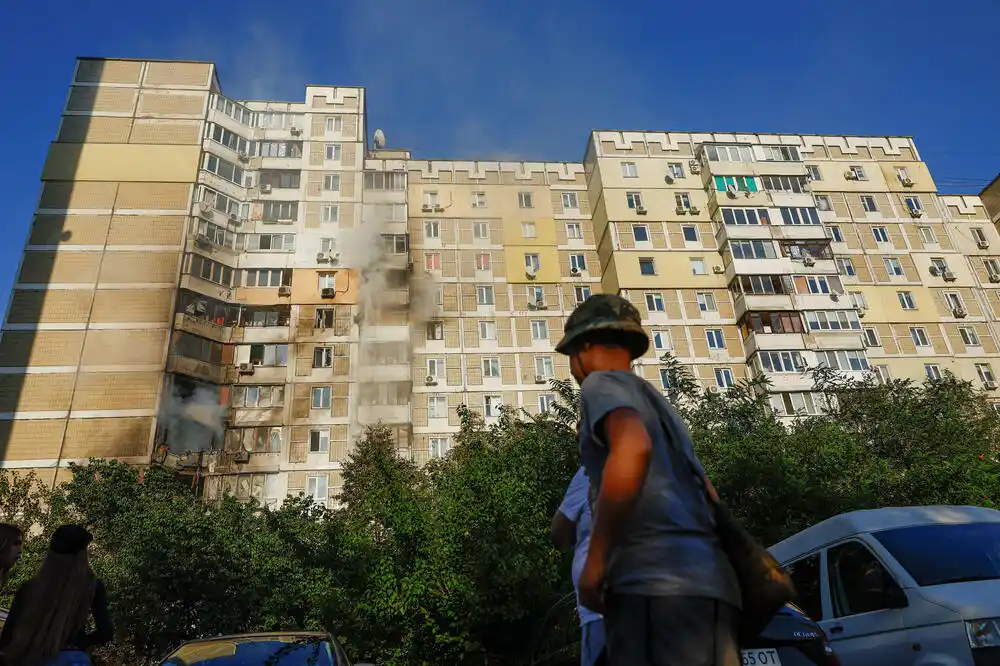 U ruskim napadima na ukrajinske gradove poginule tri osobe, pogođeno više djelova Kijeva