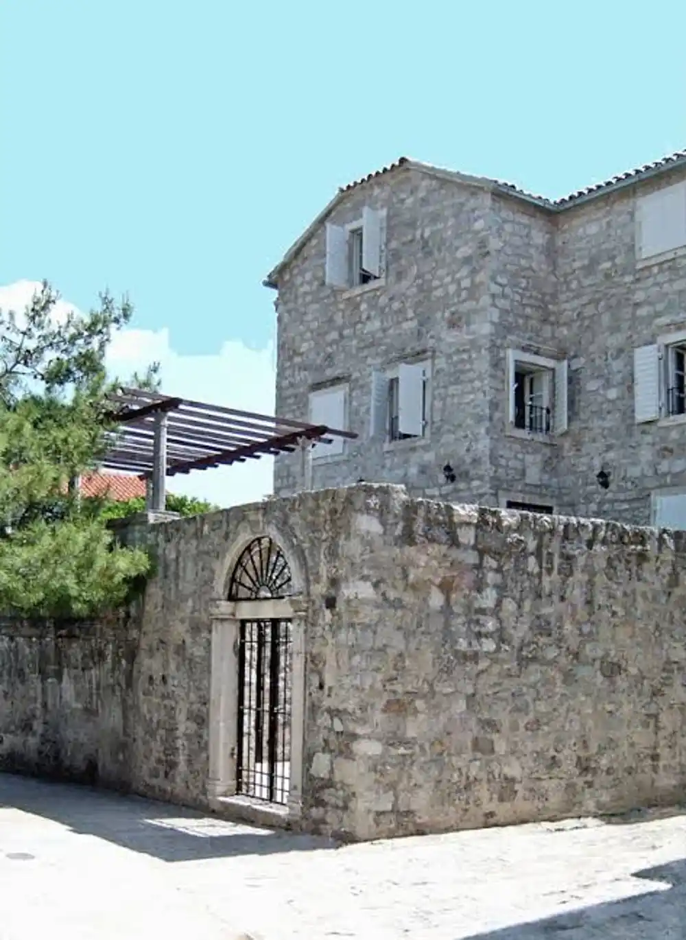 Učenici muzičke škole u obilasku izložbe „120 godina Gradske muzike Budva“