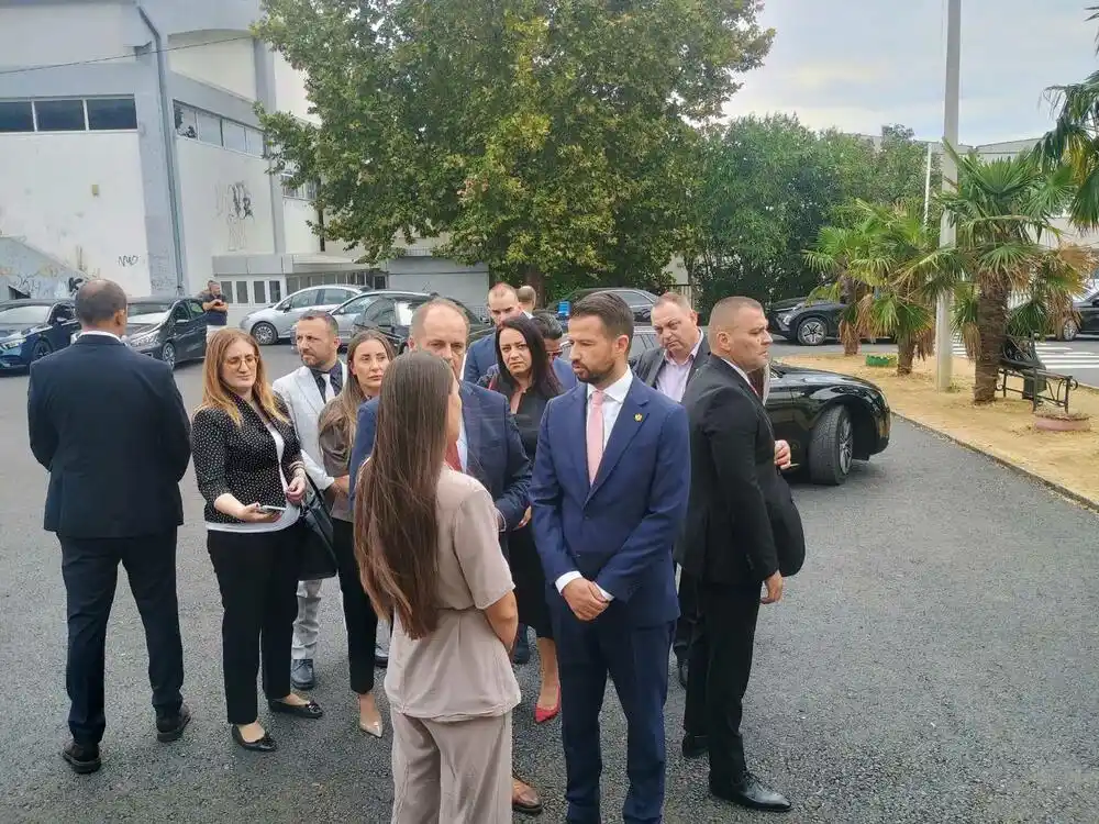 Ulcinj: Roditelji upoznali predsjednika Milatovića zašto im djeca ne idu u školu