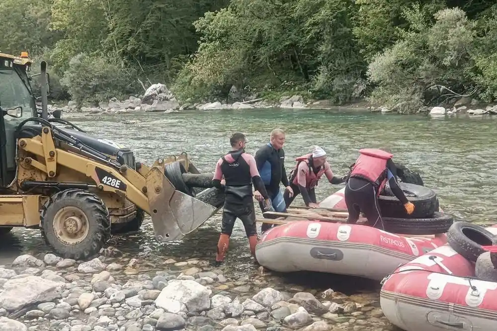 Zajedničkim snagama čistili Taru: Izvađeno oko 150 guma