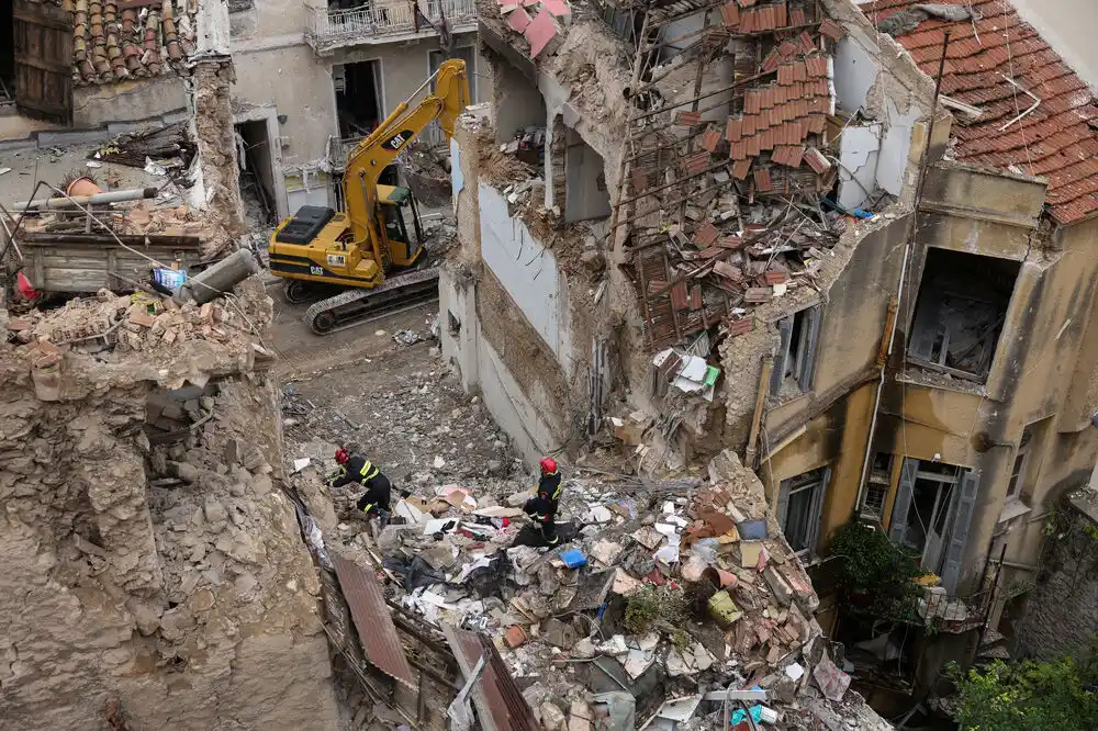 Zgrada u Atini se urušila nakon eksplozije: Dvije osobe poginule, četiri se vode kao nestale