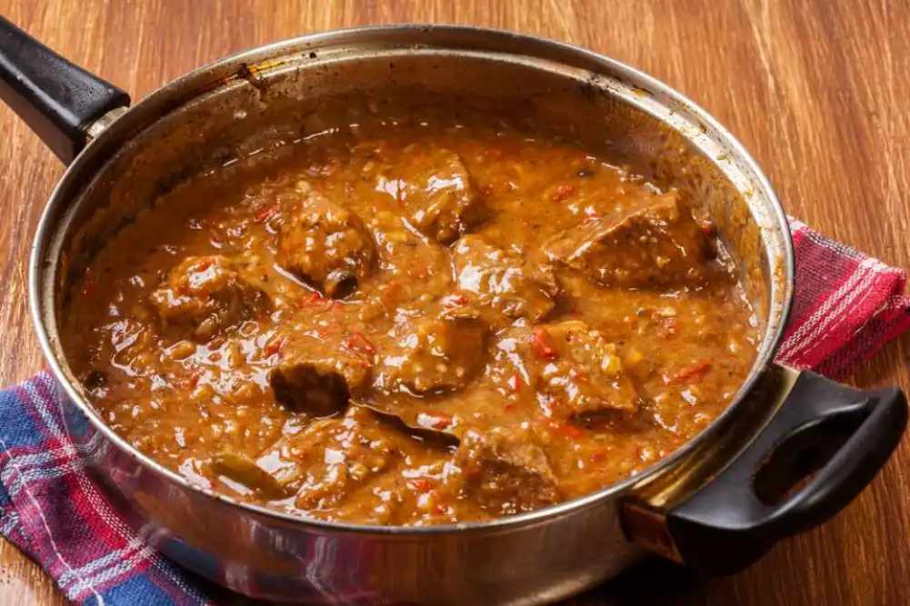 Bečki gulaš: Tradicionalni recept za mekano meso i gust, bogat sos