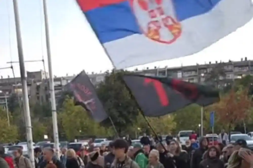 Beograd: Veliki broj građana ispred redakcija portala Nova.rs, podržavaju novinare kojima je zaprijećeno otkazima
