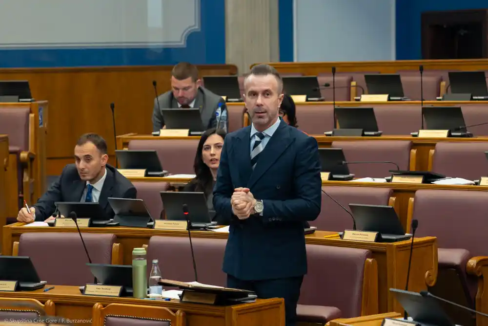 Bogdanović: Golubovićeva supruga kupila auto od 105 hiljada eura, pa stan od 50 hiljada, poslovni prostor od 45 hiljada…
