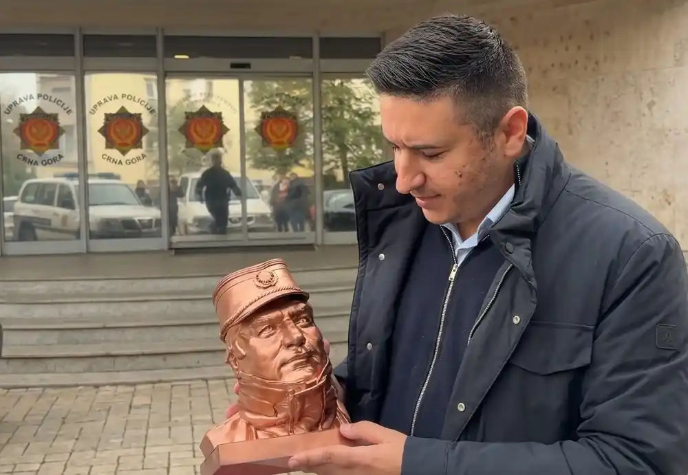 Dajković na saslušanju u zgradi policije donio bistu Ratka Mladića; Ko zna, možda jedan od nas dvojice i ne izađe odavde!
