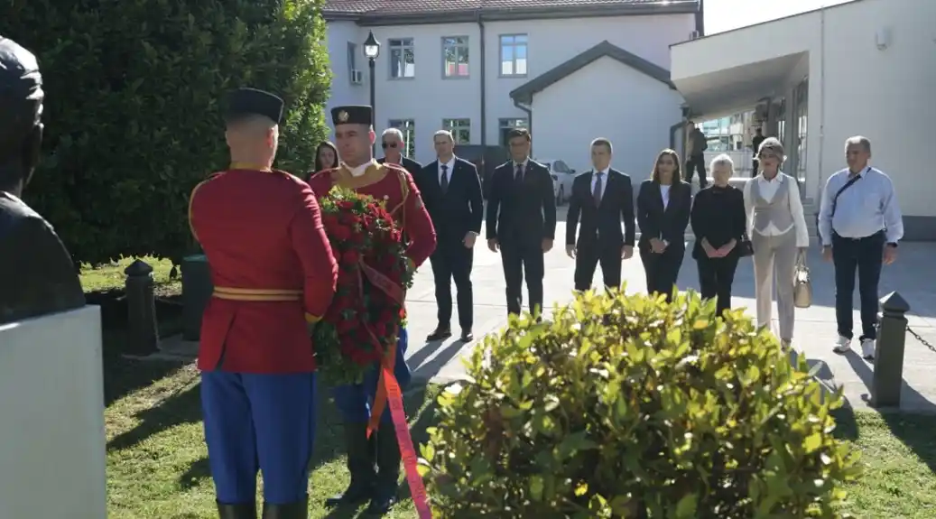 Državni zvaničnici i porodica položili vijenac na bistu posvećenu Slavoljubu Šćekiću