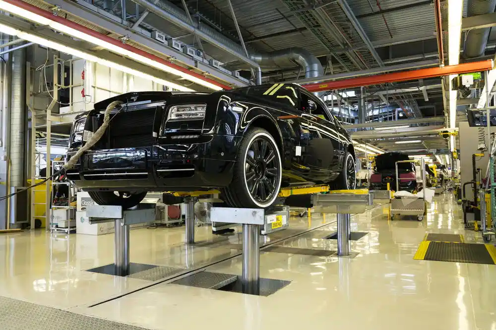 Gardijan: Britanska automobilska industrija suočava se sa „teškim izborom“ između Kine i Evrope
