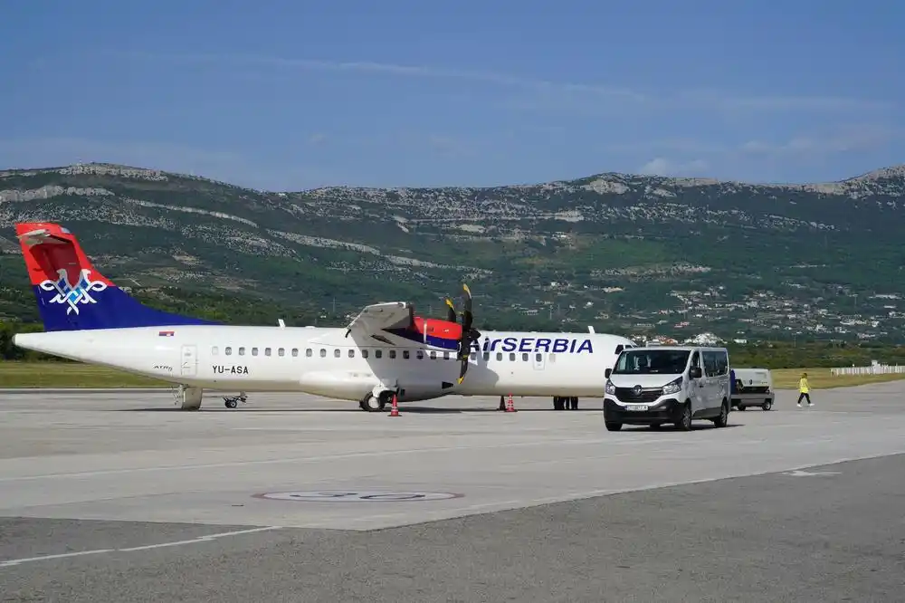 Hrvatski mediji: Uhapšen 75-godišnji putnik, rekao da je u avionu Er Srbije bomba, pa da se šali