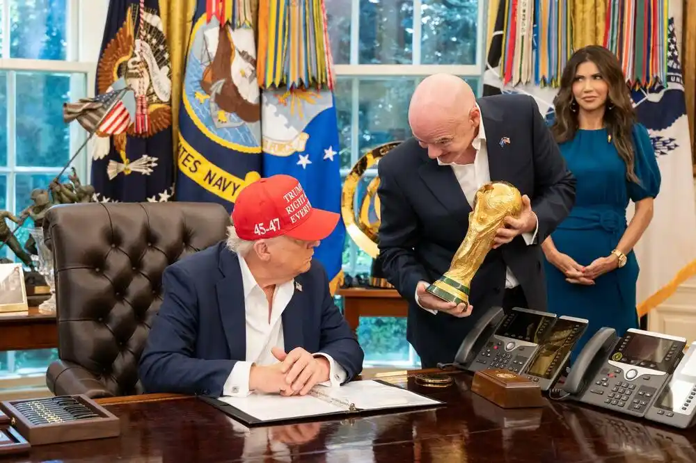 Infantino se izvinio članovima Savjeta Fife, ali pritisak ne jenjava: „Nije dostojan funkcije predsjednika“