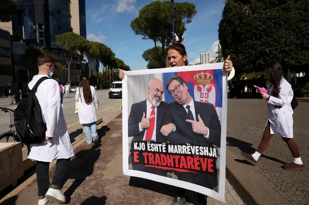Isti recept u Beogradu i Tirani: Vlast za proteste krivi strane sile