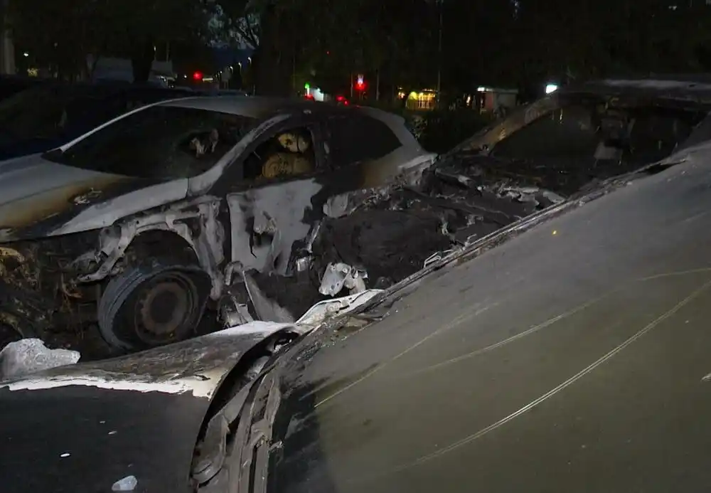 Izgorjela dva automobila u Podgorici, treći oštećen, svemu prethodila jaka eksplozija