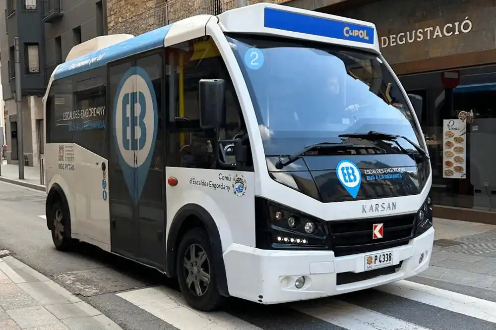 Izmijenili dokumentaciju u zadnji čas: Opština Tivat poništila tender za nabavku i isporuku električnog minibusa