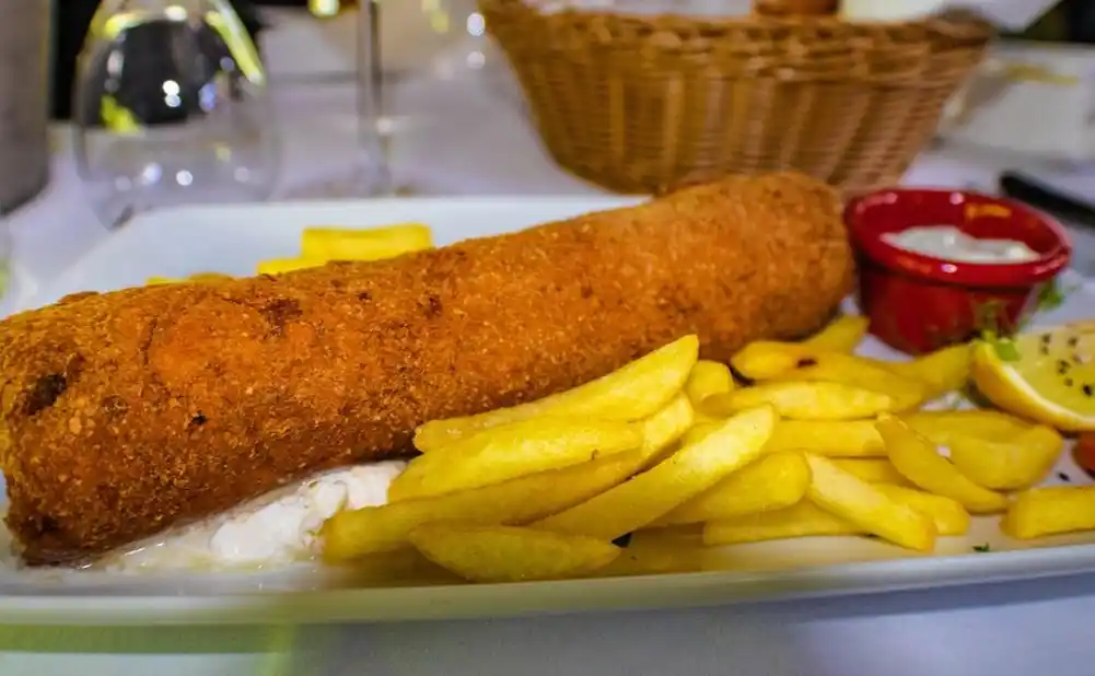 Karađorđeva pileća šnicla sa kajmakom